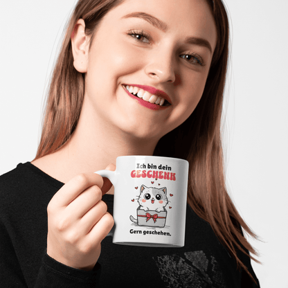 Ich bin dein Geschenk gern geschehen – süße Katze in Geschenkbox, lustige Geschenkidee für Partner, Freunde & Lieblingsmenschen - Tassencat