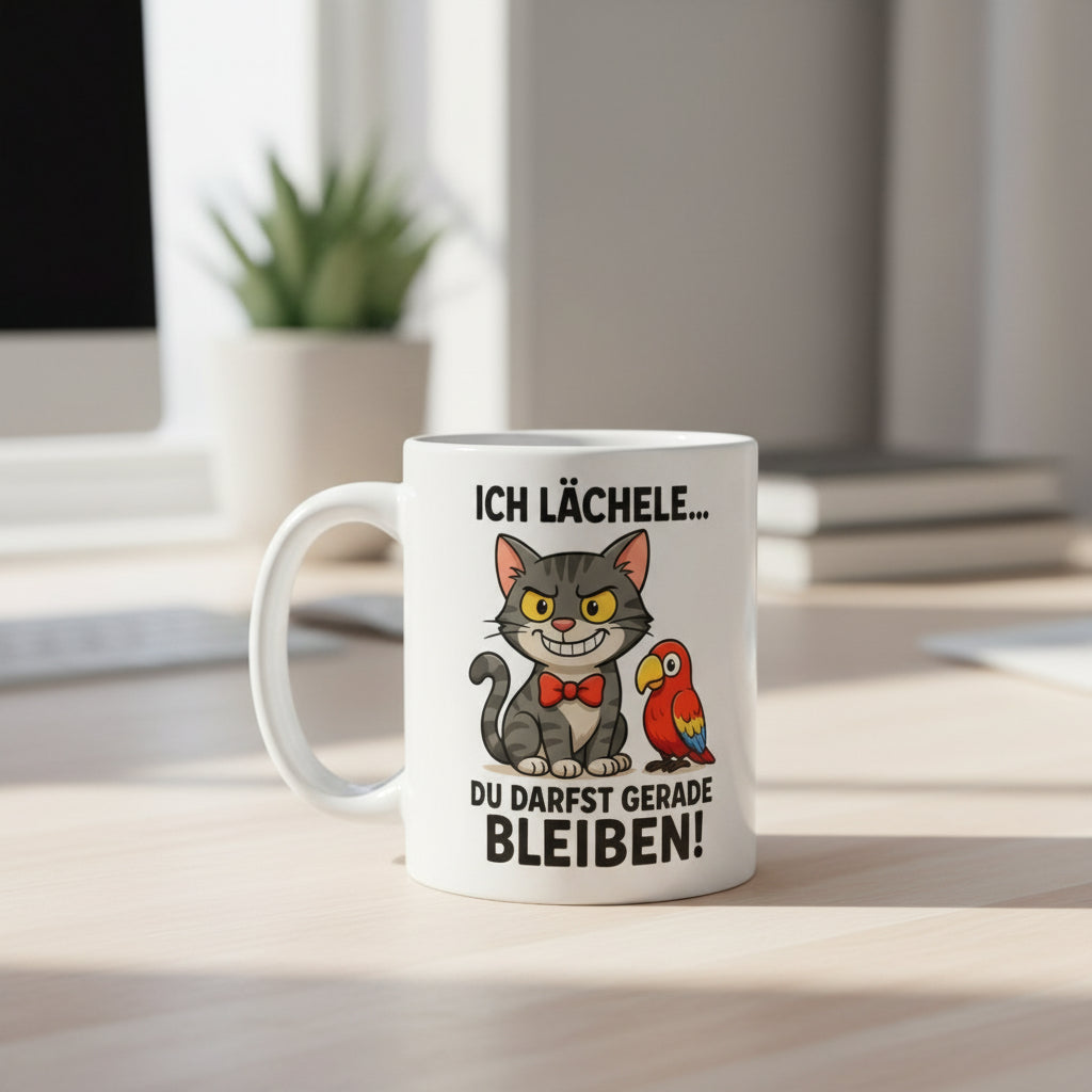 Ich lächle du darfst gerade bleiben – Lustige Katze mit Papagei Spruch für Büro & Kollegen - Tassencat