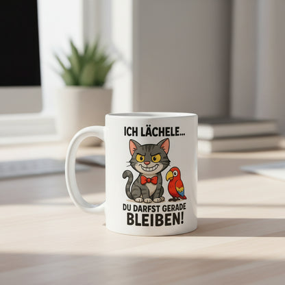 Ich lächle du darfst gerade bleiben – Lustige Katze mit Papagei Spruch für Büro & Kollegen - Tassencat
