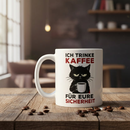 Ich trinke Kaffee für eure Sicherheit – Lustige Katze Spruch fürs Büro - Tassencat