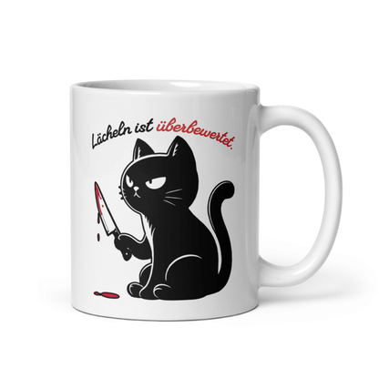 Illustration einer schwarzen, grimmig dreinblickenden Katze mit blutigem Messer und Spruch „Lächeln ist überbewertet“ – schwarzer Humor Motiv für Sarkasmus Liebhaber